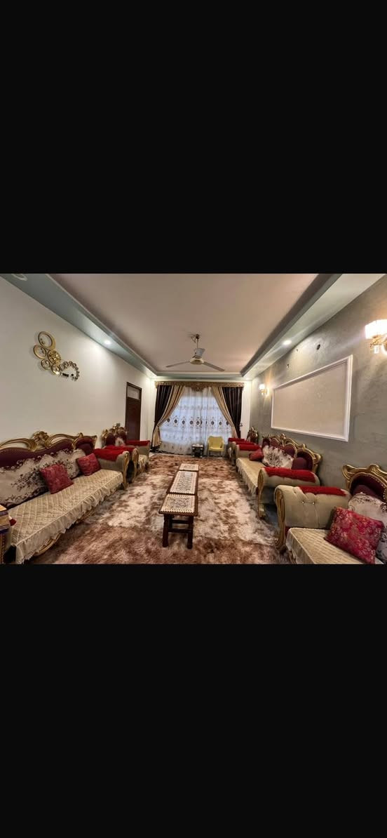 السلام عليكم
بيت للبيع مساحه ٢٠٠ م
في منطقه الزيتون شارع البلديه قرب الجوازات
البيت ثلاث طوابق
الارضي غرفتين نوم وصاله ومطبخ وحولي مع الصحيات
الطابق الثاني ٤ غرف نوم مع الصحيات ٣ حمامات
الطابق الثالث غرفتين نوم مع حمام وصاله السقف سندويج بنل
للاستفسار الاتصال مع صاحب الدار
***********
