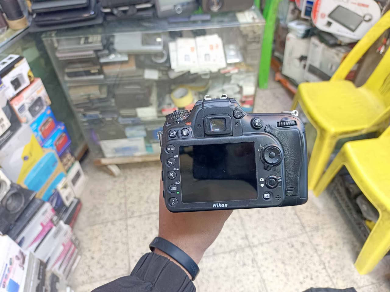 سلام عليكم ورحمه الله وبركاته اخواني كامره D7100 اخت جديده نضافه فول 
ملحقاته الاصليه 
جنطه جديده وشارحنه ورام وحزام كتف وتحويله نقل صور الموبايل  *********** وبخدمتكم بغداد, العراق
