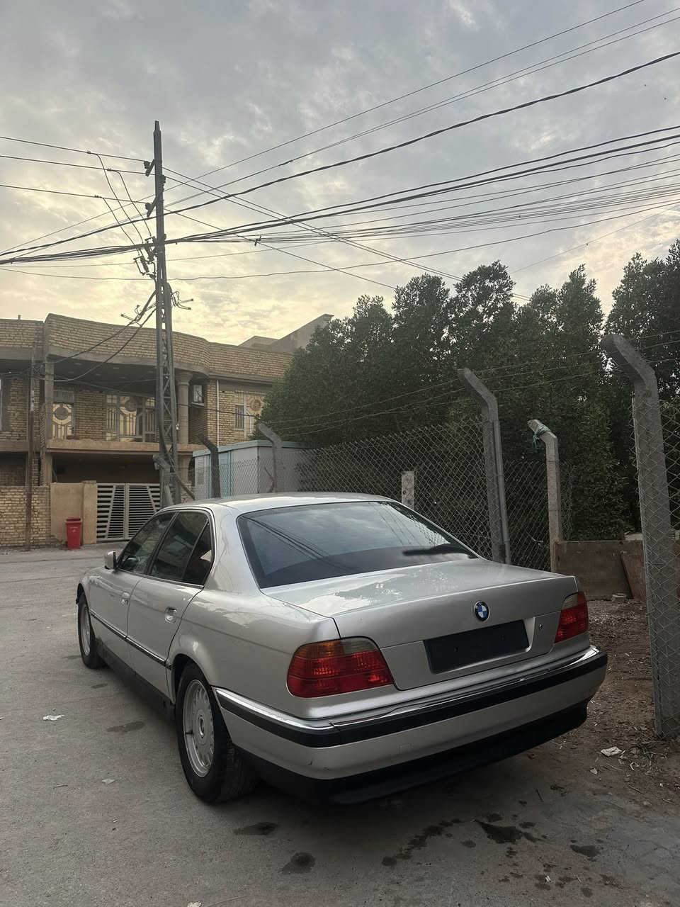 السلام عليكم 
للبيع BMW 1996محدثه2000

مكينه جديده 744 كير جديد  صدر امامي جديد جنطه شفط مري شفط وقلاب غرفه نضيفه رقم واسط بأسمي 
السعر 75وبيه مجال 
الرقم ***********
