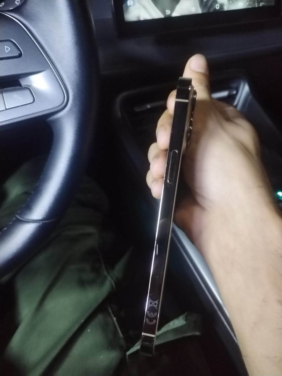 السلام عليكم
ايفون 13pro max
لون ذهبي 
بي شخوط بصية بالشاشة 
موضح بالصورة 
ماكو اي تأثير ​​​​؏​​​ للمس
مبدل بطارية فقط مستخدمة 
يعني فاتحة من 13 وشادها المبايلي
ذاكرة ( 512 )
بطارية ( 76 ) 

السعر 650
للستفسار اكثر ***********
مكاني بغداد مدينة الصدر
