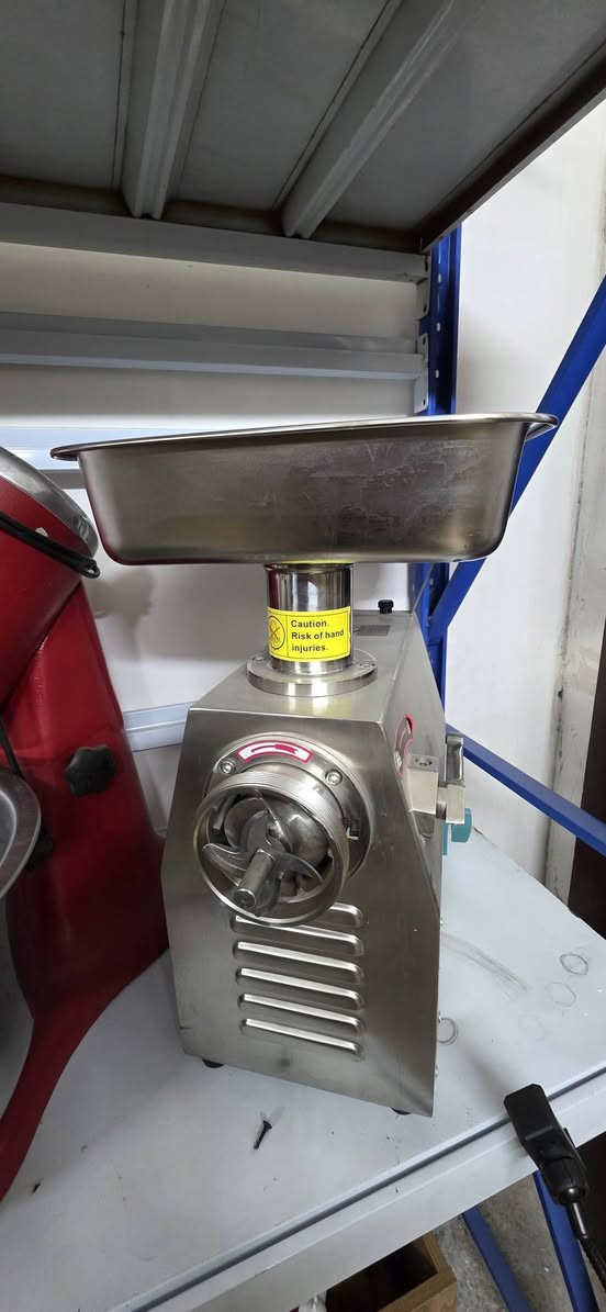 السلام عليكم 
العجانه مجاي تشتغل لو ماطور لو خلل بالواير السعر ١٠٠ 
الحمايه شغاله نضيفه بس لان بالمخزن عليها اتراب السعر ٢٥٠ 
المثرامه جديد ما مشتغله اصلا سعرها ٥٠٠ 
***********
مكاني كراده
