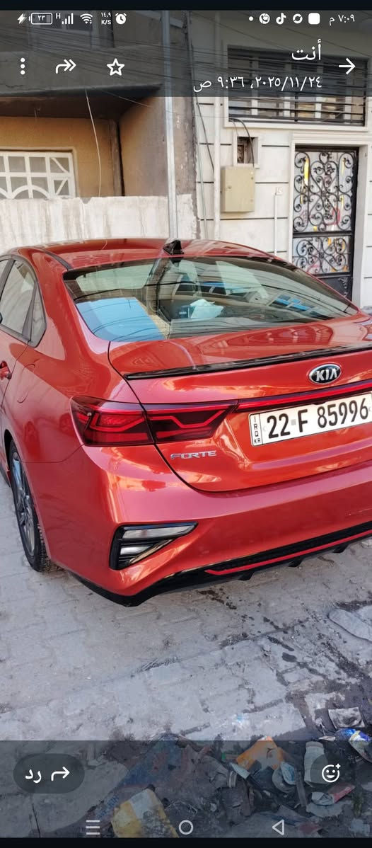 السلام عليكم كيا فورتي جي تي لاين فول مواصفات 2021
الرقم للتواصل: ***********

تأتي فئة GT-Line بمحرك الفئات القياسية وليس محرك التوربو القوي (الذي يتوفر في فئة GT فقط)، ومواصفاته كالتالي:
المحرك: 4 أسطوانات (I4) سعة 2.0 لتر.
القوة الحصانية: 147 حصان.
عزم الدوران: 179 نيوتن متر.
ناقل الحركة: أوتوماتيكي بنظام IVT (وهو تطوير لـ CVT من كيا ليعطي شعوراً بتبديلات التروس الحقيقية).
نظام الدفع: دفع أمامي (FWD).
استهلاك الوقود: موفرة جداً، بمعدل تقريبي 33 ميل/غالون (حوالي 14 كم/لتر) كمعدل مختلط.
2. التصميم الخارجي (اللمسة الرياضية)
تتميز GT-Line بلمسات تجعلها تبدو كسيارة سباق:
الشبك الأمامي: تصميم رياضي مع لمسات باللون الأسود اللامع (Gloss Black).
الإطارات: جنوط ألمنيوم مقاس 17 بوصة بلون جرافيتي داكن.
الإضاءة: أضواء نهارية (DRL) خلفية بنظام LED، وكشافات ضباب أمامية.
الجناح الخلفي: سبويلر خلفي مدمج باللون الأسود اللامع.
المرايا: مرايا جانبية سوداء مدفأة وبها إشارات انعطاف LED.
3. المقصورة والتقنيات الداخلية
المقاعد: مزيج من الجلد والقماش (SynTex) مع خياطة رياضية باللون الأحمر أو الرمادي.
المقود: رياضي بأسفل مسطح (D-cut) ومغلف بالجلد.
الشاشة: شاشة لمس قياس 8 بوصة تدعم Apple CarPlay و Android Auto.
النظام الصوتي: تتوفر في بعض النسخ بنظام Harman Kardon الفاخر (اختياري).
ميزات إضافية: تشغيل بصمة (Push Button Start)، دخول ذكي، مكيف هواء أوتوماتيكي ثنائي المناطق (في حزم معينة).
4. أنظمة الأمان (Kia Drive Wise)
بما أنها وارد أمريكي، فهي تأتي قياسياً بمواصفات أمان عالية:
نظام التحذير من الاصطدام الأمامي (FCA).
نظام المساعدة على البقاء في المسار (LKA).
تنبيه تشتت الانتباه للسائق (DAW).
نظام كشف النقاط العمياء (BCW) وتنبيه حركة المرور الخلفية (في أغلب نسخ GT-Line).
