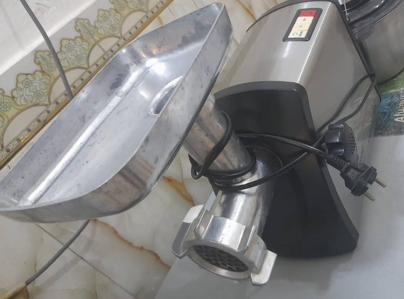 مجمده اخت جديد نضافه 100\100جديده بعده فقط غاز معوز 110 سعره 
مكينه لحم مره وحده مستعمله دشالي حديد  50الف 

براد ماء جديد 50الف 
عنوان كوفه حي ميسان وهذه رقم استفسار الخاص ماعنده ارد عليكم تعليقات 
ددللو 
***********
