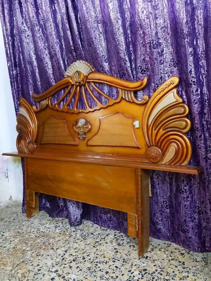 غرفة نوم مميزة بتصميم كلاسيكي أنيق، تتكون من سرير خشبي جميل، وخزانة كبيرة للتخزين بتصميم مزخرف، بالإضافة إلى مكتب تلبيس مع مرايا ودروج لتسهيل التنظيم. الأثاث مصنوع من الخشب عالي الجودة، مثالي لإضفاء لمسة من الفخامة والتنظيم على غرفة النوم.