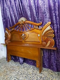 غرفة نوم مميزة بتصميم كلاسيكي أنيق، تتكون من سرير خشبي جميل، وخزانة كب...