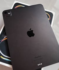 آيباد ١١ برو M4 • ٢٥٦ جيجا • بطارية ١٠٠٪