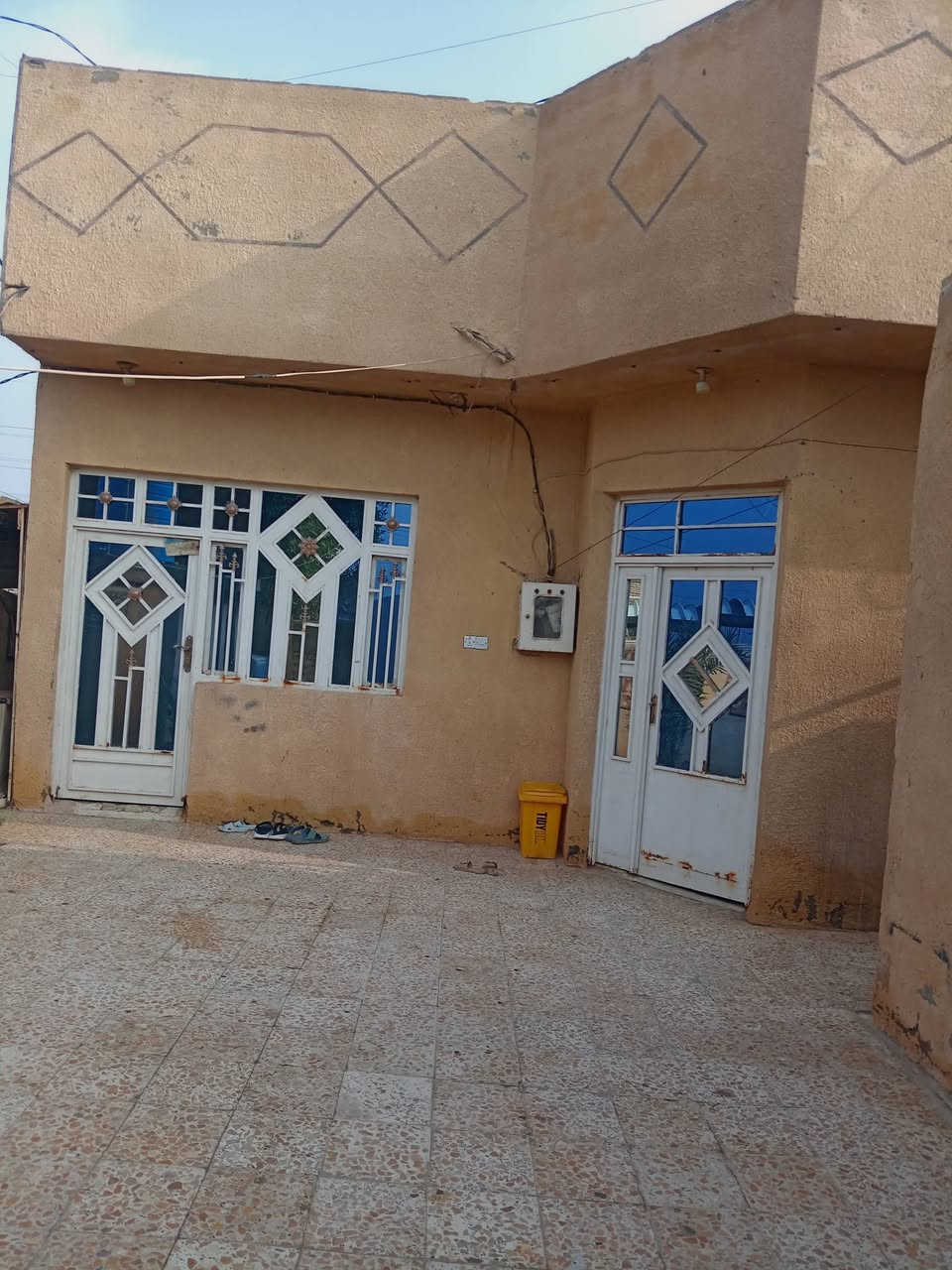 سلام عليكم بيت البيع مساحه 200متر في حي الحكيم شارع بني تميم شارع ريسي وركن قرب المدرسه. غرفه وصاله ومطبخ وستقبال +محل &وتصل على رقم ***********
