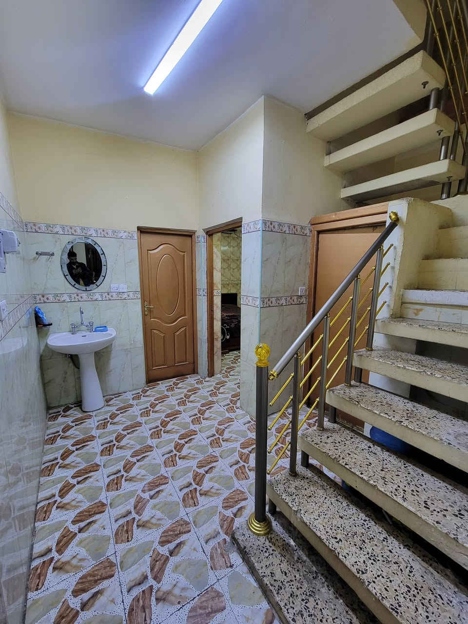 للبيع – بيت سكني طابقين بمساحة 110 متر في الالفين 891
المساحة: 110 متر
الأبعاد: عرض 5.5 متر × نزال 20 متر
عدد الطوابق: طابقين

⸻
🏠 تفاصيل الطابق الأرض

 • طرمة واسعة تتسع لسيارة + (تواليت) داخل الطرمة

 • مدخلان للبيت:
 • مدخل يؤدي إلى المطبخ والهول وباقي المنزل
 • مدخل مباشر على الاستقبال

 • الاستقبال والهول مفتوحان على بعض مع وجود باب خشبي كبير يمكن فتحه أو غلقه حسب الحاجة

 • مطبخ
 • غرفة نوم
 • حمام
 • تواليت

⸻
🏠 تفاصيل الطابق الأول

 • 3 غرف نوم
 • غرفتان منها تحتوي على حمام وتواليت (سويت)

درج يأدي الى سطح واسع وبه كرفان كامل للخزن

📞 رقم صاحب البيت:
(***********)
