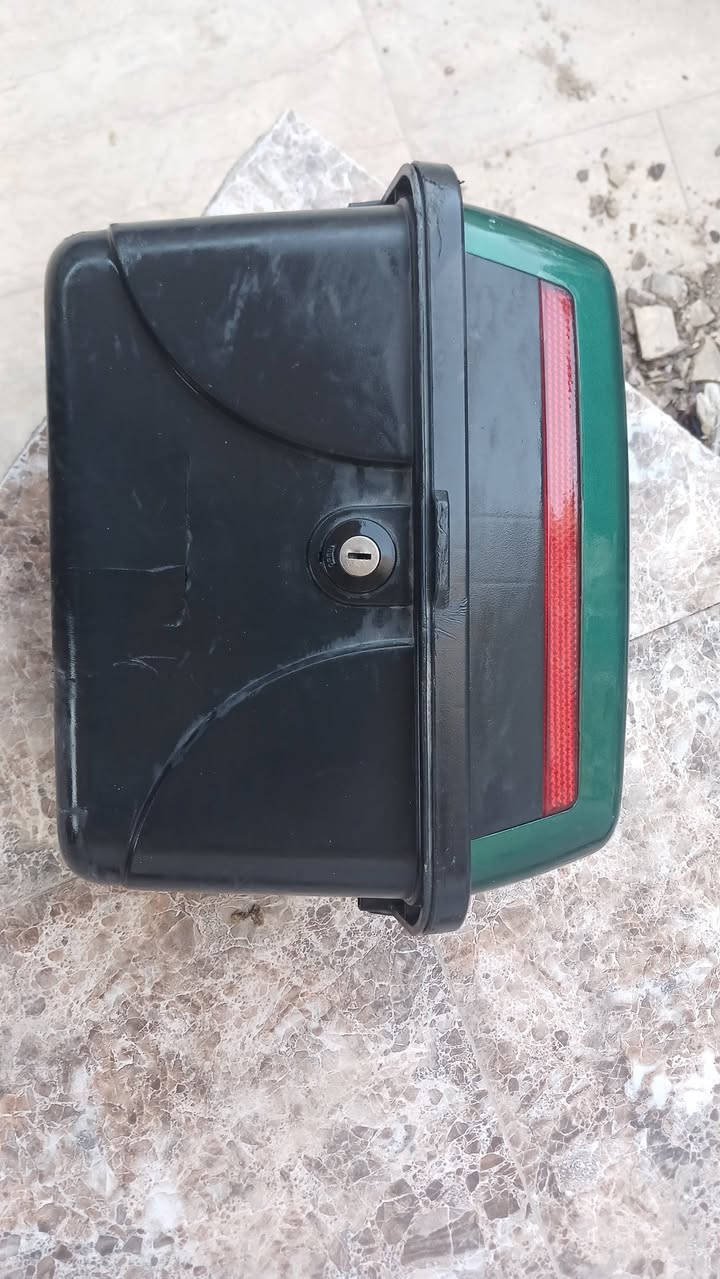 قطع دراجة R9 معى عقول و صناديق 
العنوان البصرة شط العرب الرقم ***********
