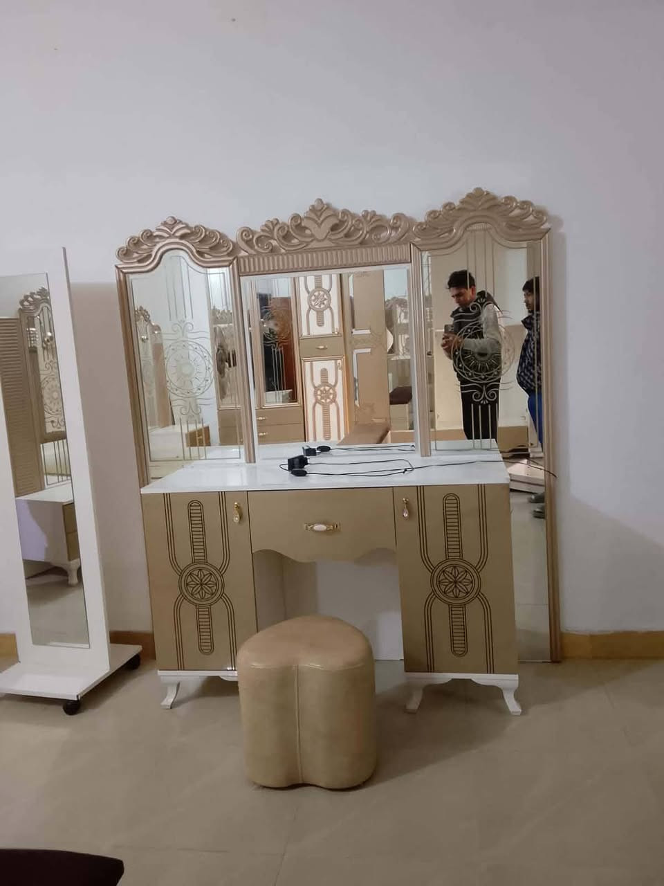 للبيع 
٩ قطع غرفه النوم احمر سعر ٤٥٠ 
٥ قطع غرفه النوم ذهب سعر ٣٠٠ 
٩ قطع غرفه النوم بيجي تركي سعر ٧٠٠
وبيه مجال ع خاص 
مكانه رمادي 
*********** للإستفسار
