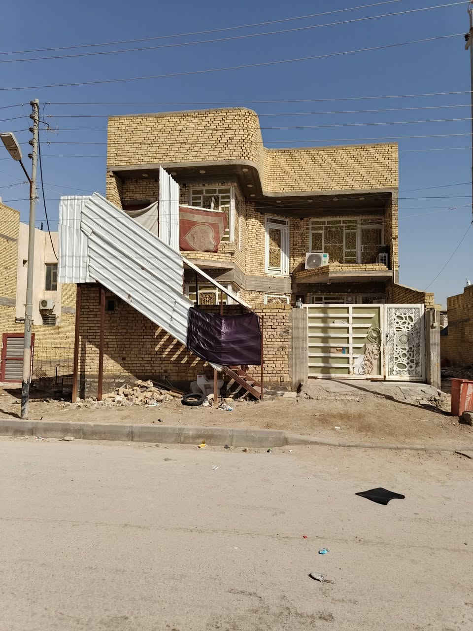 اللهم صل على محمد وال محمد
المنزل للبيع مساحته 200 متر 
طابقين كونكريت بناء حديث 
( بناء البيت كامل ما عدا اخر البيت 
الطابق الثاني ما مبني ضال سطح فوك الغرفتين الجوه ... للتوضيح ) الشارع عشرين متر مثل ماتشوفون رابع بيت عن الشارع العام 
الحولي مال الاسكان 
موقع البيت الاسكان الصناعي الحولي جاي من مدرسة الحريه هذا رقمي اتصل وبيك خير وتدلل ***********
