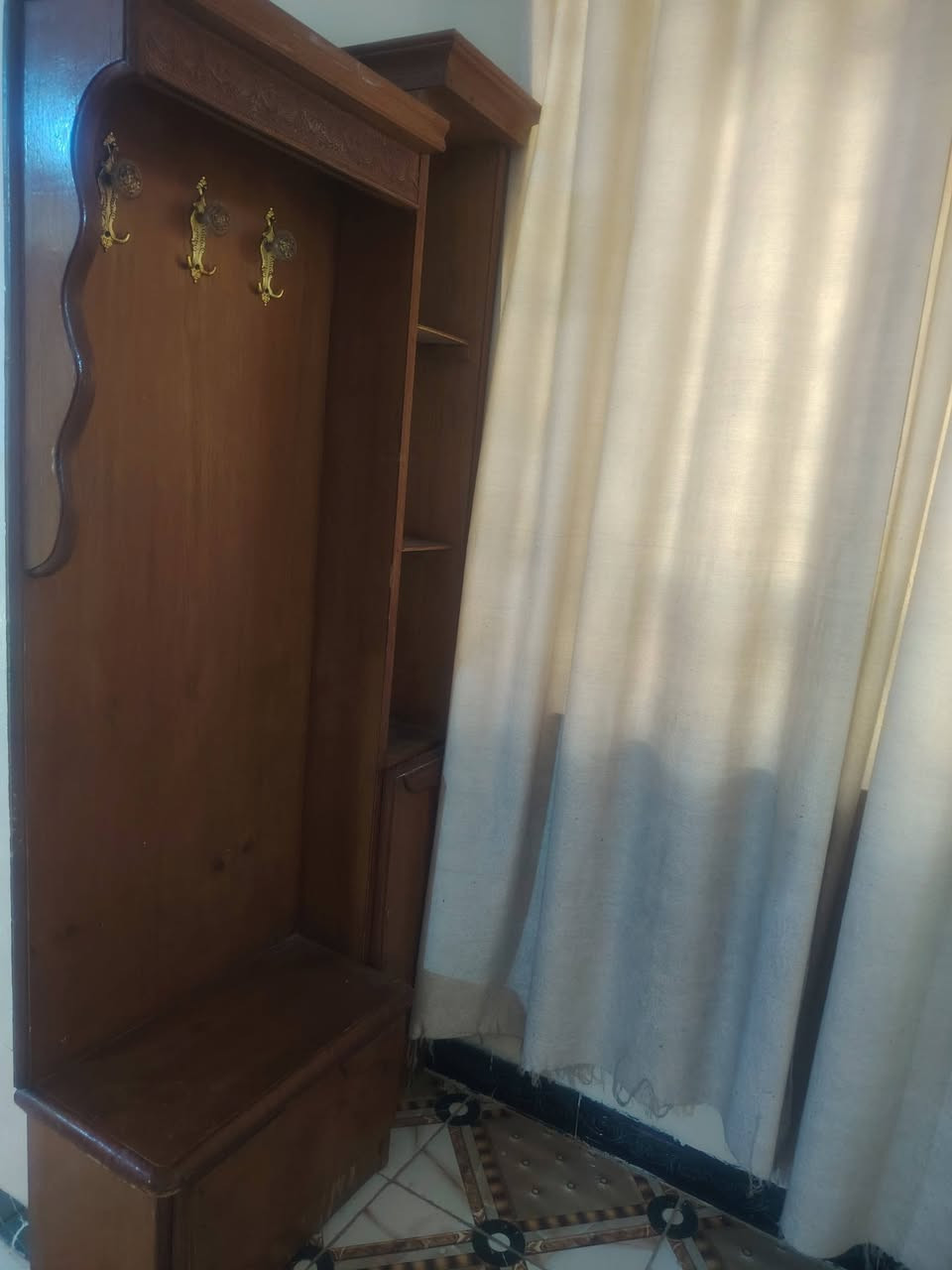 زاوية غرفة. وميز تواليت. وتخت سعر ١٥٠
***********
