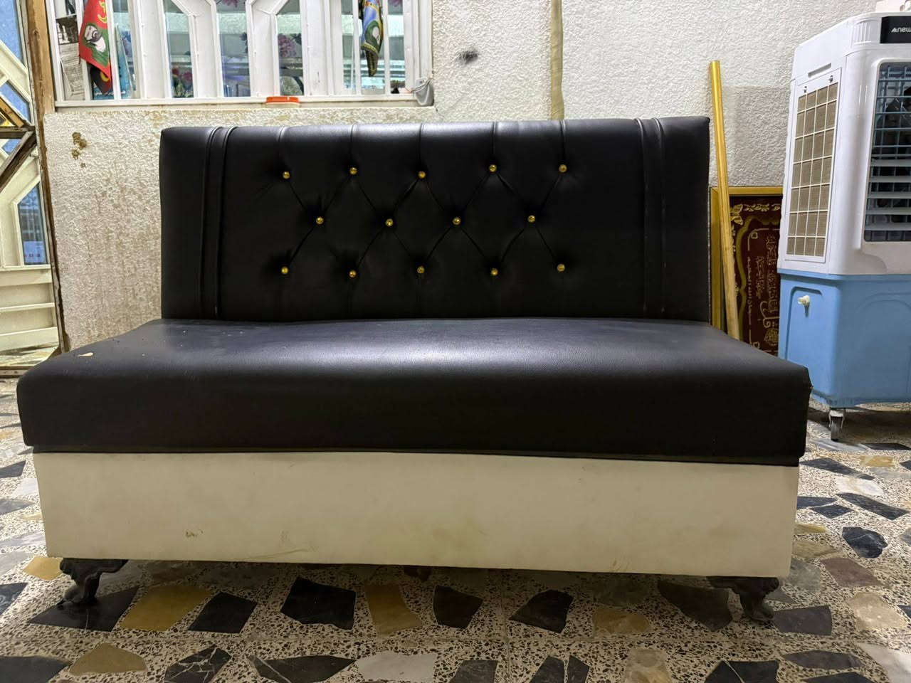 السلام عليكم
ميز حلاقه مع تخم قطعتين 
سعر الميز 250 وبي مجال 
سعر التخم 100 وبي مجال 
اتصل وتدلل ***********
