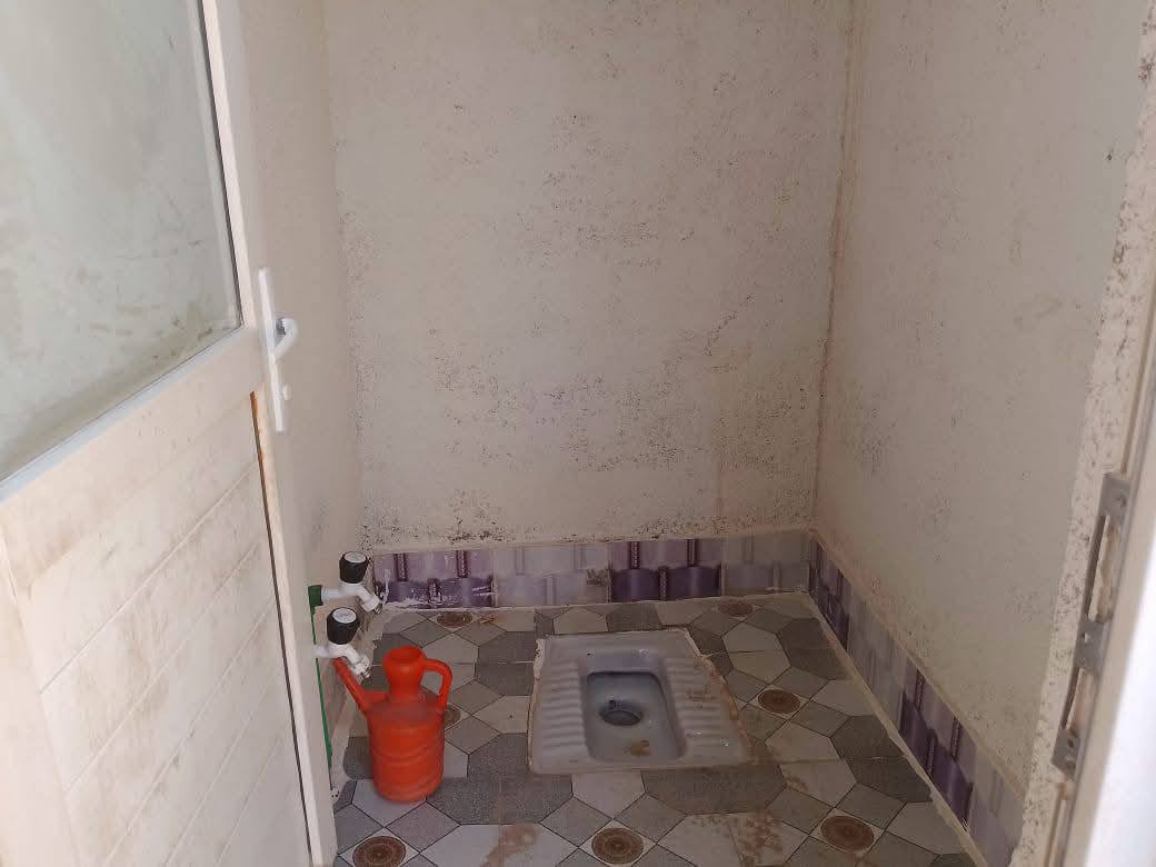 سلام عليكم بيت حواسم العنوان حي الاصدقاء قرب سادت الموزان بي غرفه ٥في ٥ وغرفه ثانيه طول ٧ والعراض ٣ونص وبي هول ٧في ٤ وبي دوانيه ٦في ٤ وبي طارمه ١٤ متر والعراض ٦وبي مطبخ ٦في ٦ وصحيات وكله سراميك السعر 10 وبي مجال ***********
