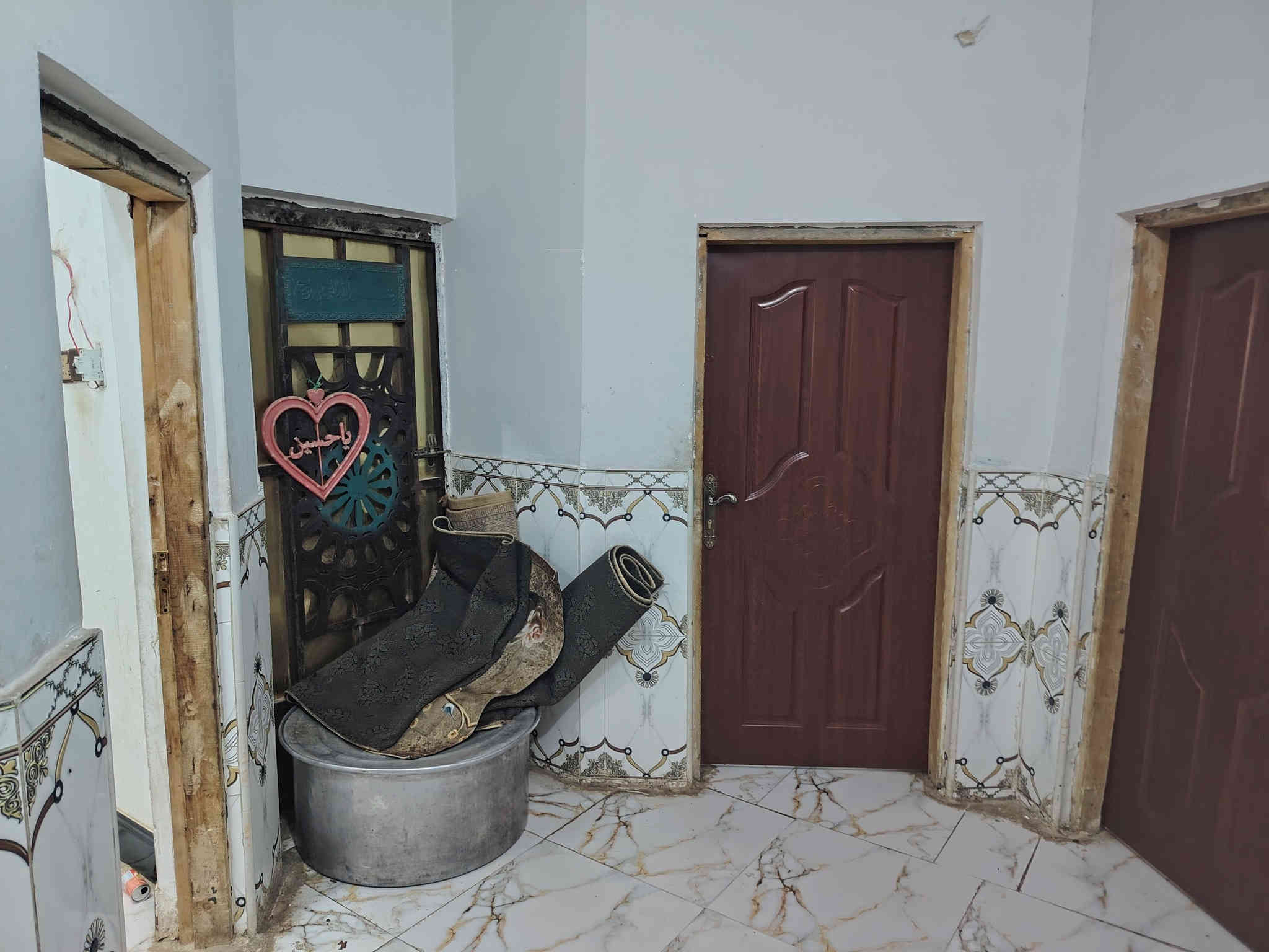 المساحه 220
يتكون من 3 غرف  قياس 5*4
واستقبال 6*4 
دوانيه 10*4 
مطبخ 6*4 
صحيات 
ومنور 1ونص 
بناء جديد صارله سنتين 
الاساس صب كونكريت 
بناء بلوك شمال 
العنوان دور الزراعه 
مقابيل المستشفئ البيطري 
السعر 46 وبيه ومجال
للتواصل ***********
