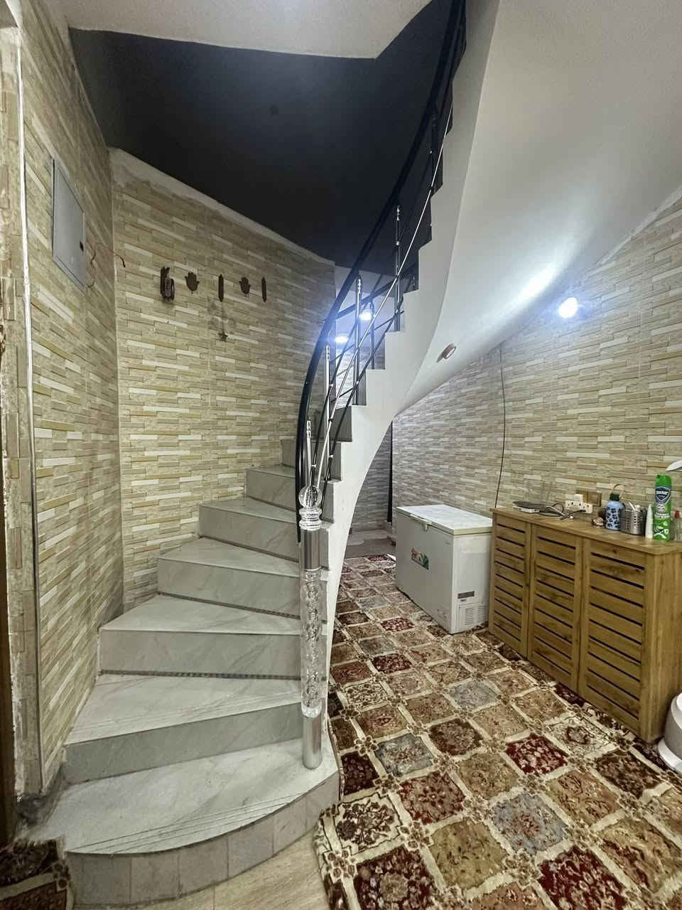 السلام عليكم
دار للبيع طــــــــابــــــــــو ملك صرف بناء حديث درجه اولى طابق واحد 
المساحه 200 متر 

الموقع المحاويل حصن جعفر الدار مطلوب قرض إسكان 25  مليون يكون التسديد ابره البائع او المشتري حسب الاتفاق علماً التسديد الشهري 155 الف وكذالك ينباع وحده او مع الأثاث 

السعر 138 مليون  الكلي وقابل للتفاوض 

للأستفسار زياره مكتب المحامي علي راجي العلواني الكائن المحاويل حي ١٧  او الاتصال على الأرقام التأليه 

***********

***********
