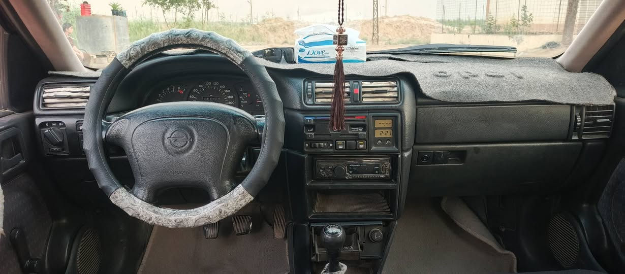 اوبل فيكترا رقم بغداد بسمي سنويه جديده موديل94محرك 2000لاصبغ ولا ضربه ولا خياس محرك وكير حاويه صدر امامي خلفي جديد. رقم الهاتف ***********
