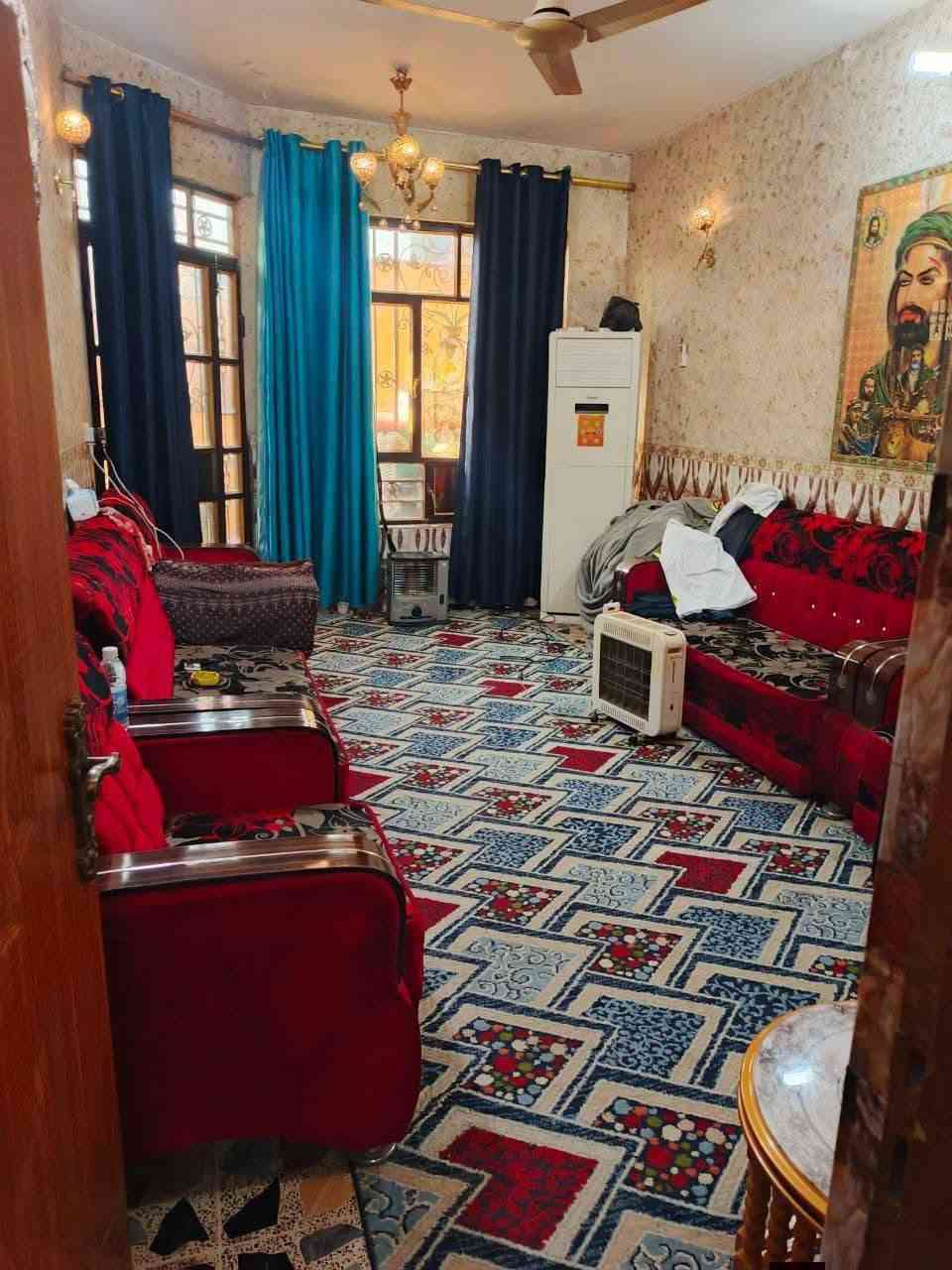 بيت للبيع مساحة 150
‏واجهة 7٫5 نزال 20 
‏الطابق الاول استقبال ومطبخ وحولي وغرفتين نوم وترك وحمام ومنور 

‏الطابق الثاني بيتونة وغرفتين نوم وحولي وحمام 

‏وسطح كلة شتايكر 

‏البيت كامل كاشي سيراميك 

‏سبع قصور شارع ابو علي مقابيل المصور مرتضى الرماحي
               ( ب70 وبي مجال )
       للاستفسار  ***********
