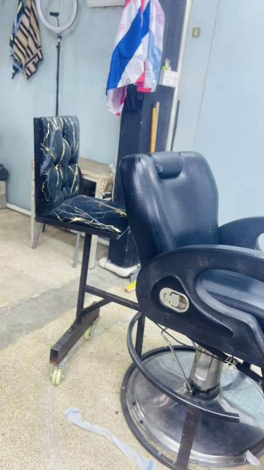 للبيع مساعد حلاق سعر 100 او معارض ب كرسي  بيع مستعجل عدم تفرغ فصال جديد *********** خاص مفتوح الي ما يشتري لايعلق فدوه
