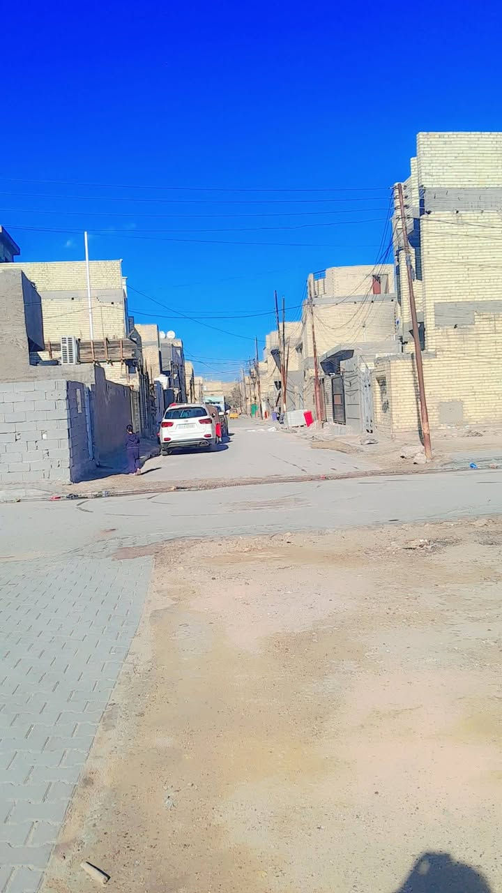 السلام عليكم مرخصةمديرالاكروب المحترم بيت هيكل تلاث طوابق لبيع لمساحه ٨٠ متر زراعي حي السلام الكماليه شارع المستشفى الجديدة خدمات كامله مجاري وتبليط مقرنص كهرباء انترنيت ضوئي مولده ذهبي تبليط ومقرنص  للاستفسار مستعجل على بيعته رجان جيك سعار المنطقه وتعال ***********
