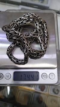 زنجيل فرعوني خشن وزنه 174ونص سعر الغرام ب6500للاستفسار 07857013292