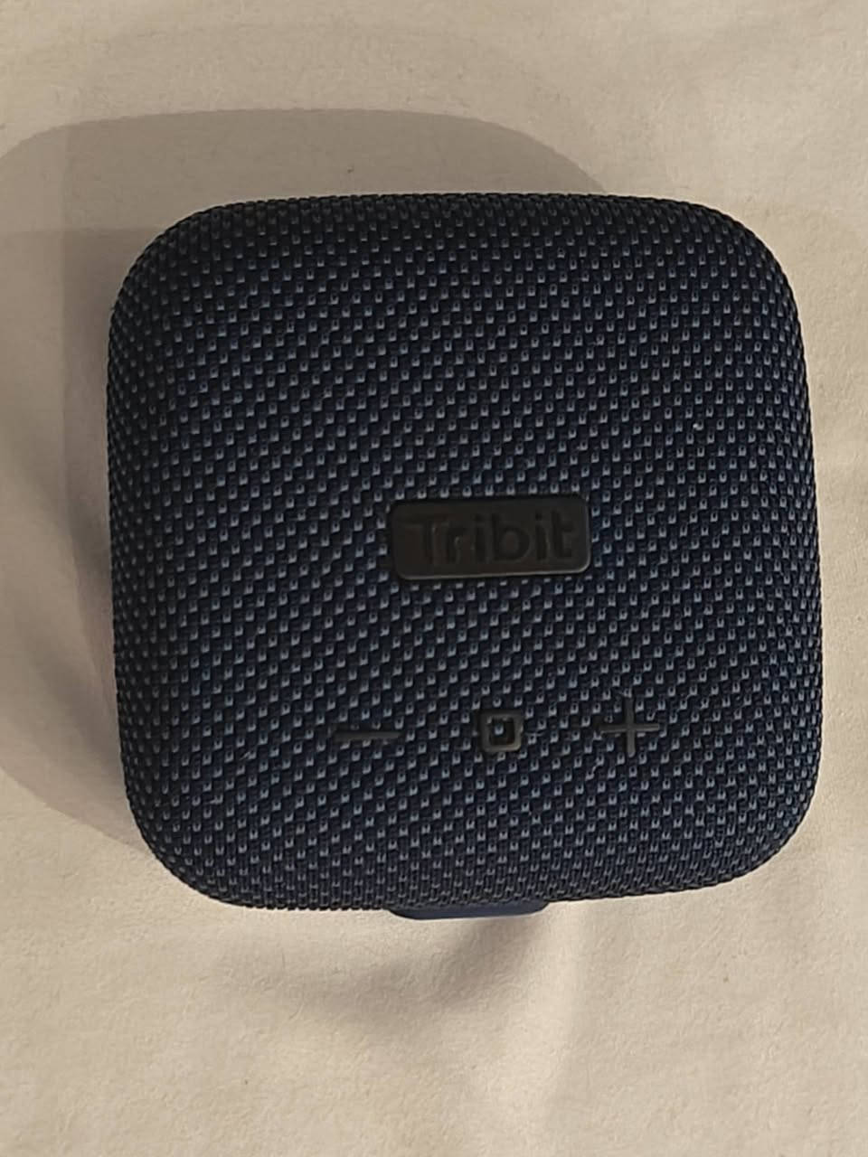 مكبر الصوت اللاسلكي Tribit StormBox Micro، هو مكبر صوت بلوتوث محمول مصمم للاستخدام الخارجي، ويتميز بحجمه الصغير وجودة صوت ممتازة مقارنة بأبعاده.

يعمل بمخرج طاقة يصل إلى 9 واط.

تدوم البطارية لمدة تصل إلى 8 ساعات من التشغيل المستمر عند مستوى صوت متوسط.

حاصل على تصنيف IP67، مما يعني أنه مقاوم للغبار والماء.

يتضمن حزاماً مطاطياً مدمجاً لتثبيته على حقائب الظهر أو مقود الدراجة، كما يدعم الاقتران اللاسلكي مع مكبر صوت آخر لتجربة صوت ستيريو.

يستخدم بلوتوث إصدار 5.0 بمدى يصل إلى 100 قدم.

السعر40


**إذا كنت صاحب هذا الإعلان وتريد حذفه لأي سبب، رجاءا أرسل رسالة إلى الدعم الفني**