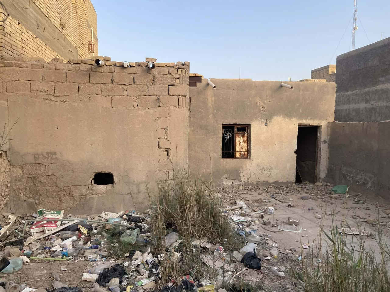 السلام عليكم
قطعه ارض للبيع البناء قديم هذا

مساحه ١٠٨ طابو ملك

الوجه ٩م والنزال ١٢م 

عنوانه قضاء النصر حي الامام الرضا ع
 
قرب محلات ابو شلال وجه عل تبليط 
بي كافه الخدمات من ماي ومجاري
 
للأستفسار مراسله الصفحه او واتساب 
***********
