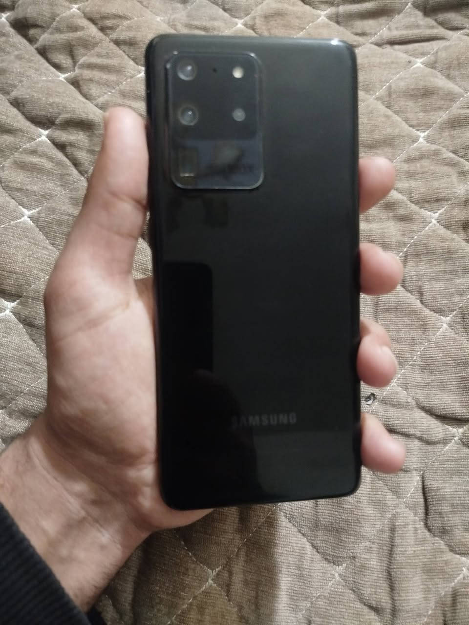 Galaxy S20 Ultra
جهاز غني عن التعريف مواصفاته معروفه 
فقط كامرة السيلفي بيها غواش قليل الجهاز بالشرط سعر 260الف وبي مجال يرهم مراوس حسب القناعه***********
