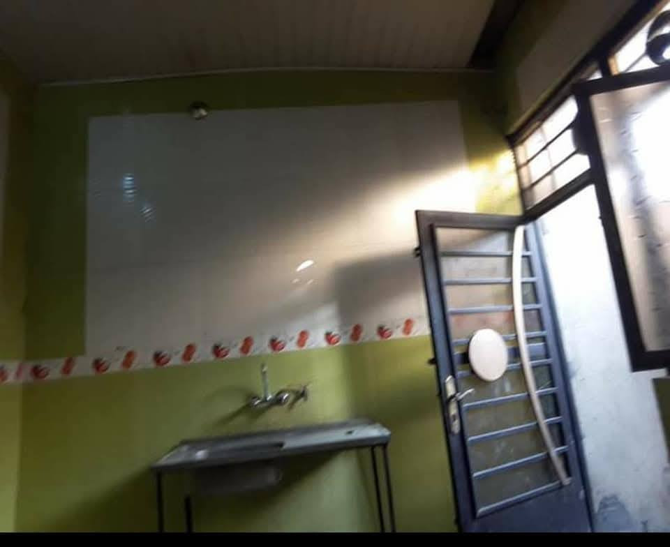 يوجد دار للايجار في كنطرة السلام شارع المدرسي المساحه ١١٥ متر قريب اللولايه يحتوي على غرفه وصاله واستقبال ومطبخ والمجموعه الصحيه خدمات كامله يحتوي على سنك وسخان ماء وماطور ماء وخط مولد مدارس قريبه سوك خط سيارات للولايه النفر ٥٠٠ 
للاستفسار *********** 
***********
