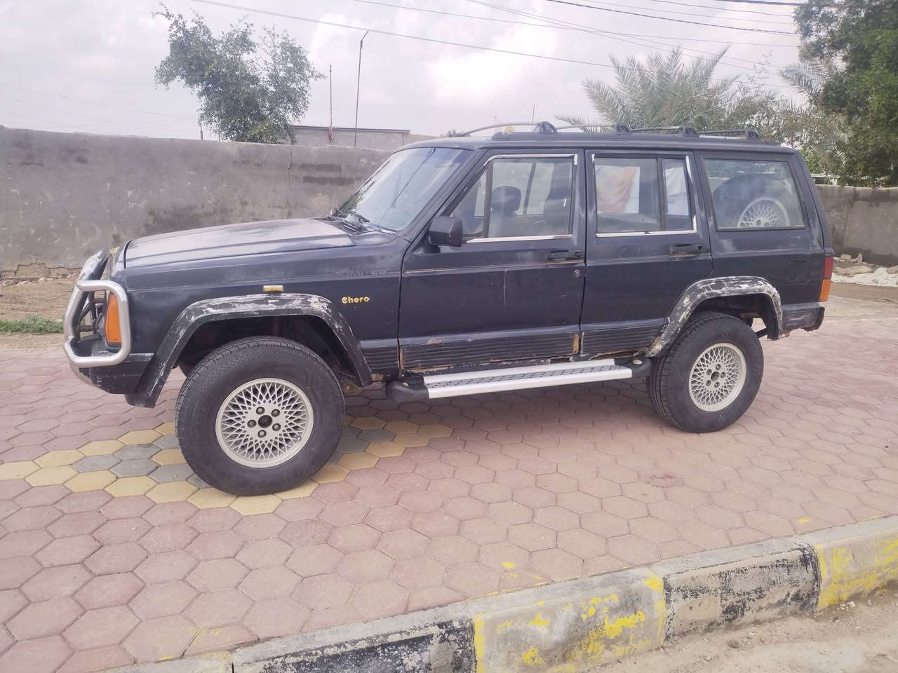 السلام عليكم للبيع جيب شيروكي موديل 92 رقم بغداد تحويل سنويه جديده لحد 30 مكينه وكير  بطه ثنين ونص جدد كهربائيات شغاله باتري جديد تخم تاير سياره جاهزه مابيهه نقص ترايك للبصره السعر 38وبيهه مجال قليل العنوان واسط قضاء الاحرار  الاستفسار اتصل على الرقم ***********
