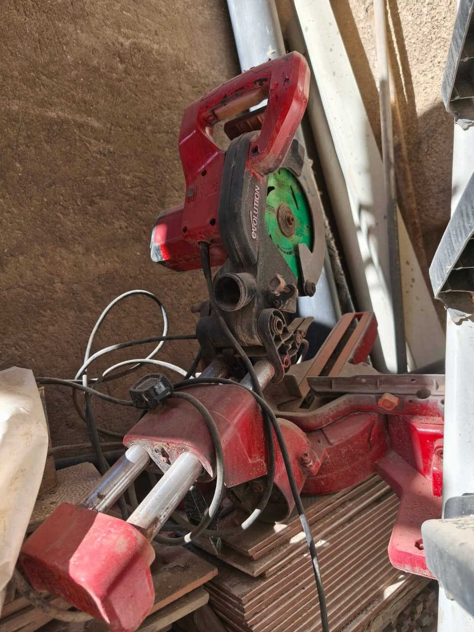 السلام عليكم غراض للبيع العنوان شارع فلسطين ***********
