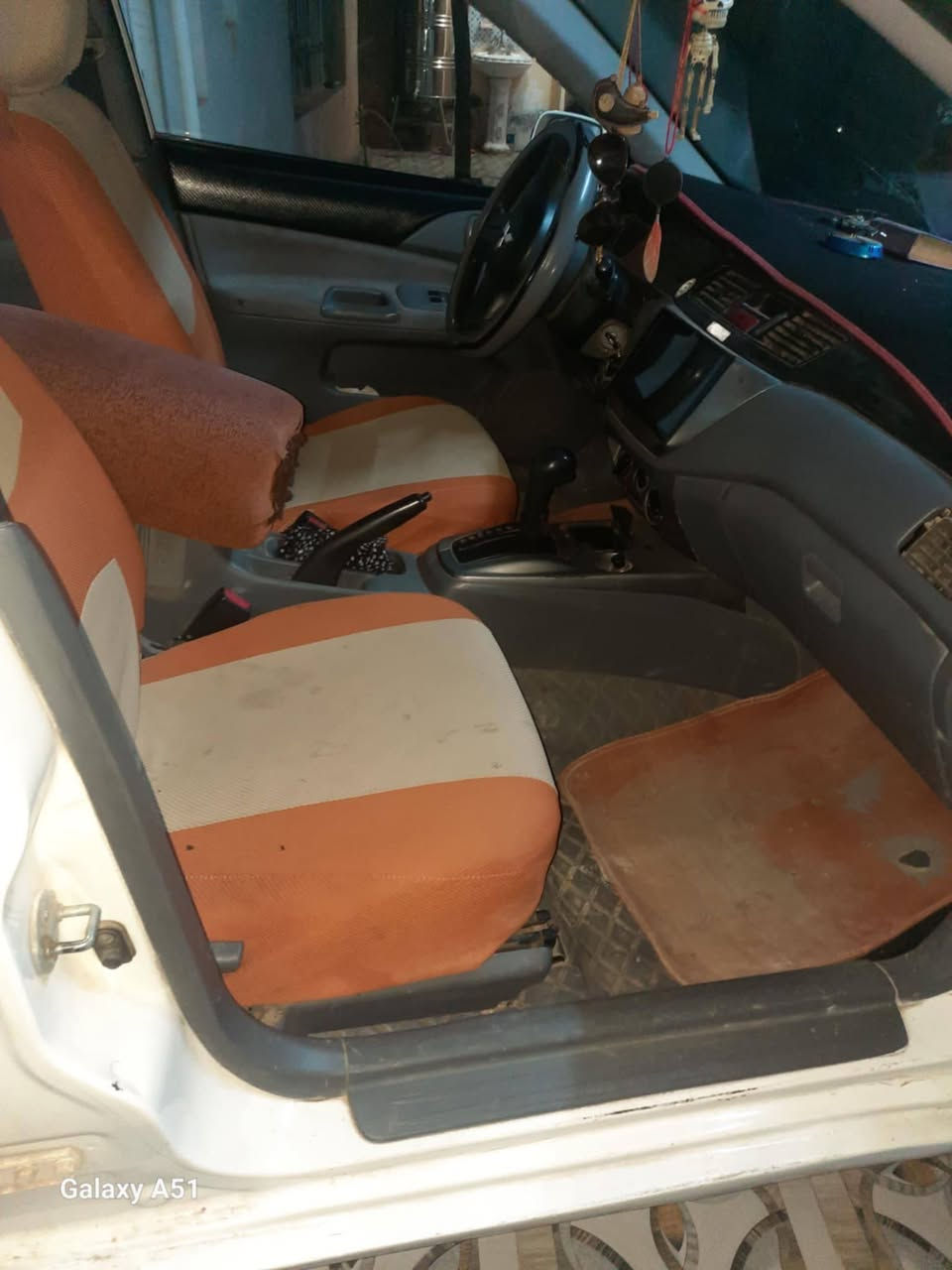 سلام عليكم عندي لانسر 2006 رقم انكليزي بغداد سنويه 30بسمي شرط التحويل محرك 2000 تبريد شغال تخم تاير جديد صدر امامي خلفي جديد سعر 68 وبيه العنوان ديالى تقاطع الوجيهيه رقم الهاتف ***********
