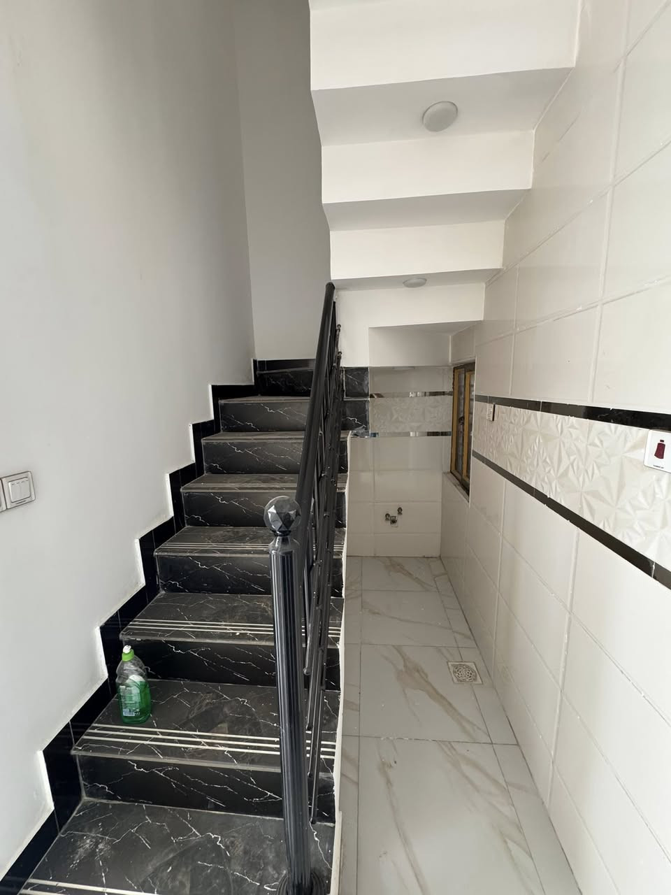 دار للبيع
المساحه 50م 

الوجه 4 نزال 12/50

يحتوي على صالة 🏠

ومطبخ 🧑‍🍳وخدمات 🧽

وغرفتين نوم 🛌🛏️

العنوان الرسالة الثانية شارع الرافدين 

قرب أسواق التفاحه

الاستفسار ***********
