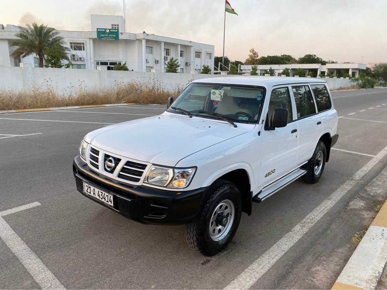 ..نیسان پترول ٢٠٠٢ ناو سپی
به شه رتي حاسيبه ى بغداد. پي برويت بو بةصرة. 
گیرو مەکینەو ئەکسل و دەبل ئەکسل. هەموی بەشەرت. 
بەناوی خومە رەقەمو سەنەوی تا ٢٠٢٩ تازەیە. 
٤ تایەی لوک یابانی لەسەرە. 
تەنها ٣ شوین کارتی هەیە. 
١٣٠ گەلا. سیارەکە نمونەیە. لە جوانی. ٥ سالە لای خومە. 
***********…
***********…

…..نيسان بترول 2002 محسن داخل ابيض 
ابشرط اتروح للبصرة. 
4 تايرات لوك. 
كير محرك لوك. اكسل. دبل كلة ابشرط. 
رقمو سنوية كلة جديد بسمي السيارة.
السعر 130 ورقة. 
***********….
***********… كالار, السليمانية
