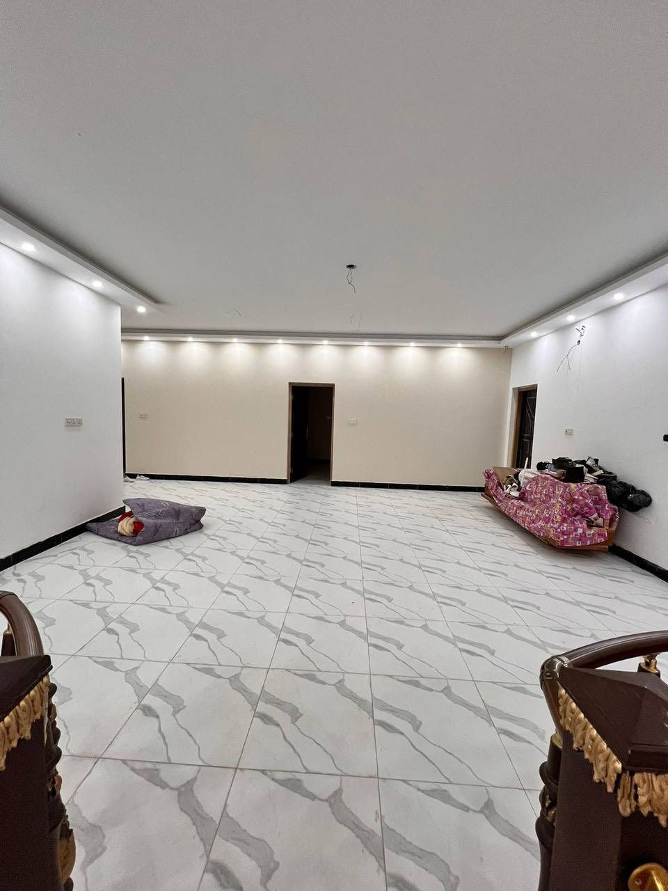 دونم مع بيتين في التنومه نهر حسن شارع الدواجن 
يحتوي البيت الاول (الكبير)
بناء طابوق الطيب درجه اولى والكونكريت تسليح حديد اوكراني 
الطابق الارضي  
١-مساحه البناء ٢٠٠م 
٢-ديوان ١٠*٥ مع جبس بورد 
٣-هول ٦*٧مع جبس بورد 
٤-مطبخ ٥*٦ مع جبس بورد 
٥-غرفه نوم سويت ٥*٥
٦-غرفه نوم ٥*٤
٧-درج مجنح (ملكي)
٨-حمام 
الطابق الاول 
جميع الغرف مع الصاله والبيتونه جبس بورد 
١-غرفه نوم سويت ٩،٢٥*٤،٥ عدد ٢
٢-غرفه نوم ٤،٥*٤،٥
٣-غرفه نوم ٥*٤ عدد ٢
٤-هول ٦*٧
٥-درج دائري 
٦-يفصل اليبتين منور ١،٥*٤
٧-حمام 
يحتوي البيت الثاني 
١-مساحه البناء ١٧٠م
٢-استقبال ٤*٥
٢-هول ٤*٥
٣-غرفه نوم سويت ٩*٥
٤-موزع مع مطبخ داخل الموزع 
٥- درج دائري 
٦- بيتونه+مخزن +سطح مفصول عن البيت الكبير 
٧-حمام 
الحديقه  مساحه الحديقه ٢١٠٠م 
١-نخل برحي عدد ٢
٢-نخل بريم عدد ٢
٣-نخل خصب عدد٢
٤-نخل خضراوي عدد ١ 
٥-سدر (نبگ) عدد ٤ 
٦-مخزن ٤*٦
٧-مجموعه صحيه خارجيه حمام + تواليت 
٨- سقيفه كي سبان 
٩-سقيفة سطح البيت
 السعر ٦٥٠ وبي مجال

استفسار: ***********
