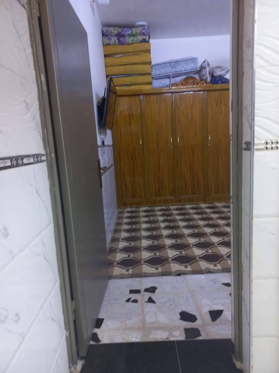 السلام عليكم
بيت مساحه 100متر بناء حديث
الحسينيه السكلات ال 15
طابق ونص لفوك بعده ماكامل عوزه ابياض وكاشي
طابق الأول غرفه وصاله واستقبال وحمام داخلي 
وتواليت خارجي 
هاتف/***********
