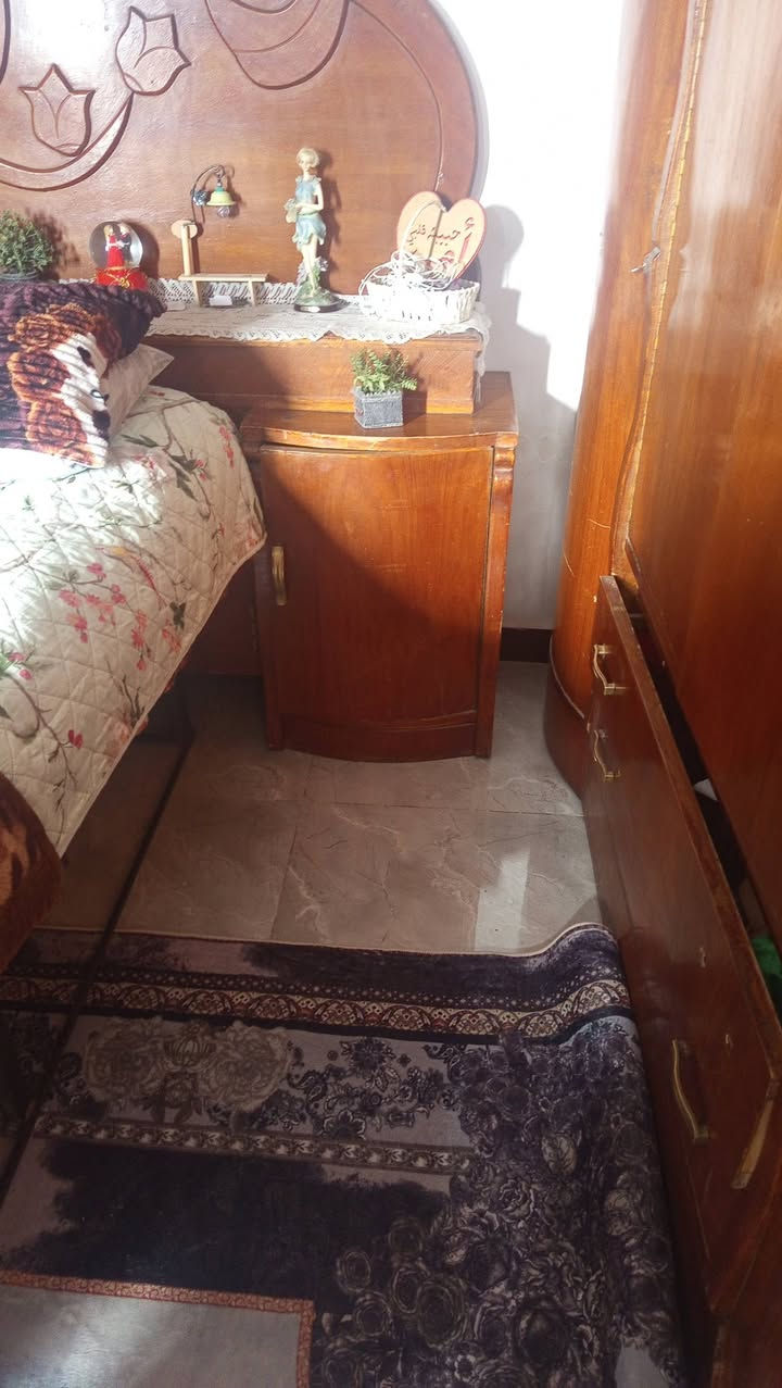 غرفه نوم للبيع تزكام. لكنتور 7 باب صاج لضهر بلوك لصبغ حراري جديده خشب ثقيل ***********
