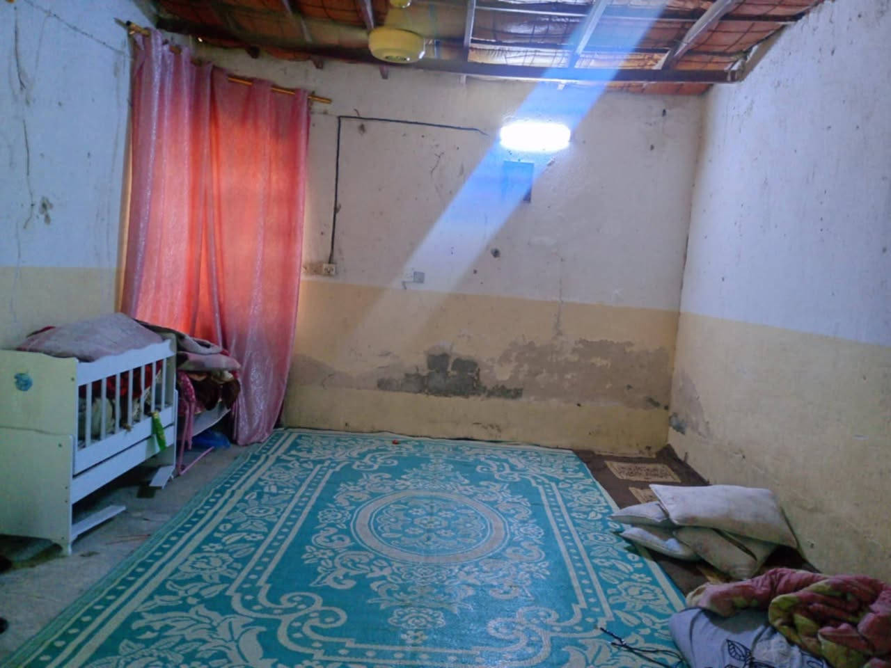 سلام عليكم البيع بيت ركن مكانه نهايت حي عرار يحتوي على غرفه ومطبخ وهول مساحته 225 بي محل تبليط بل باب رقم ‏‪0788 112 4939‬‏
