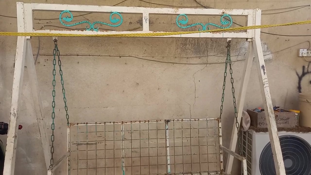 ألسلام عليكم مرجوحه معروضه للبيع مثل ما واضحه كدامكم حجم كبير الطول مترتين وارتفاع مترين تقريبآ السعر 150 وبيه مجال بسيط حك الجيه العنوان بصره خسمه ميل ***********
