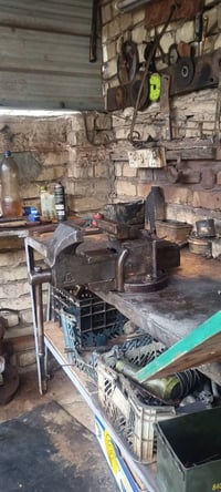 منكنه حديد نكليزيه قديمه حجم كبير تفتح 20سانتيم  عرض فج 13 سانتيم  077...