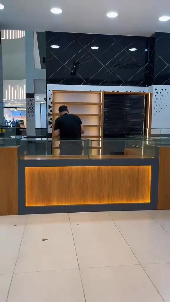 سلام عليكم بوث ميز كامل بديكور حديث تفصال استخدام شهر فقط عرضه 3 متر  عارضه بمليونين وربع وبيه مجال عنواني بغداد حي اور ***********
