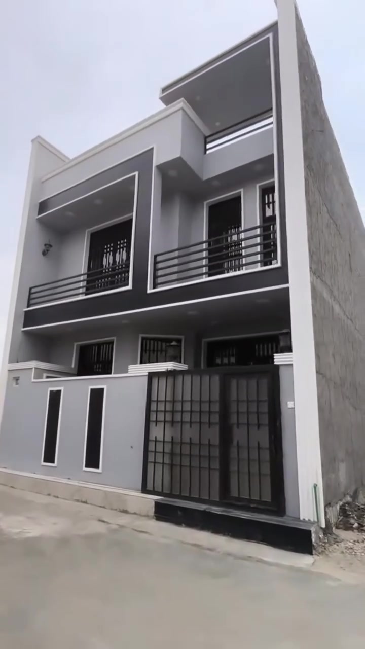 🏠 بيت للبيع في كربلاء المقدسة - حي العباس طريق بغداد 🏠
يتميز البيت بموقع مميز جداً (يبعد 2 كيلو عن الامام الحسين) وبناء حديث وجاهز للسكن فوراً.
✅ تفاصيل العقار:
المساحة: 100  م 
الحالة: البيت جاهز تماماً (جيب غراضك واگعد).
📍 الموقع والخدمات:
كربلاء - حي العباس خلف حلويات المصطفى.
موقع “يخبل” وقريب جداً من الشارع العام (حولي حي العباس).
السند: 25 قرار محكمة.
📞 للاستفسار والتواصل:
يرجى التواصل عبر الواتساب أو الاتصال ( وغير متواجدين على الماسنجر):
📱 رقم الهاتف (***********)(***********
#متابعين

 #كربلاء #عقارات @إشارة
