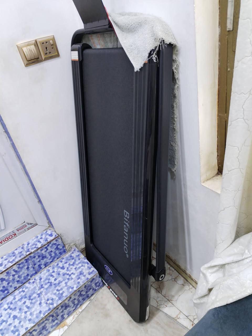 السلام عليكم جهاز جري مستعمل شهرين فقط اخو الجديد أحدث اصدار سهل الخزن والنقل
بقدرة تحمل عالية تصل الى 120  كيلو وبالضمان الحقيقي ( سنة ) كاملة .والماطور نحاس 100%  متعدد السرعات والميزة الأهم لا يأخذ مساحة كبيرة حيث يمكنك وبسهولة خزنه ونقله من مكان الى أخر 
يحتوي على تحكمين : 
١ . لمس عن طريق الشاشة الكبيرة 
٢. ريمونت كنترول للتحكم بالجهاز .
ويحتوي ايضا على شاشه ld رقمية تقرأ السرعة . Speed والوقت . Time
والسعرات الحرارية . Call والمسافة الكلية . Dis
ويحتوي على مسند للموبايل. 
وايضا يحتوي على نضام السيفتي ( الامان)
وبسرعة (7.5 كيلو متر في الساعة) 
🛑السعر ١٠٠


**إذا كنت صاحب هذا الإعلان وتريد حذفه لأي سبب، رجاءا أرسل رسالة إلى الدعم الفني**