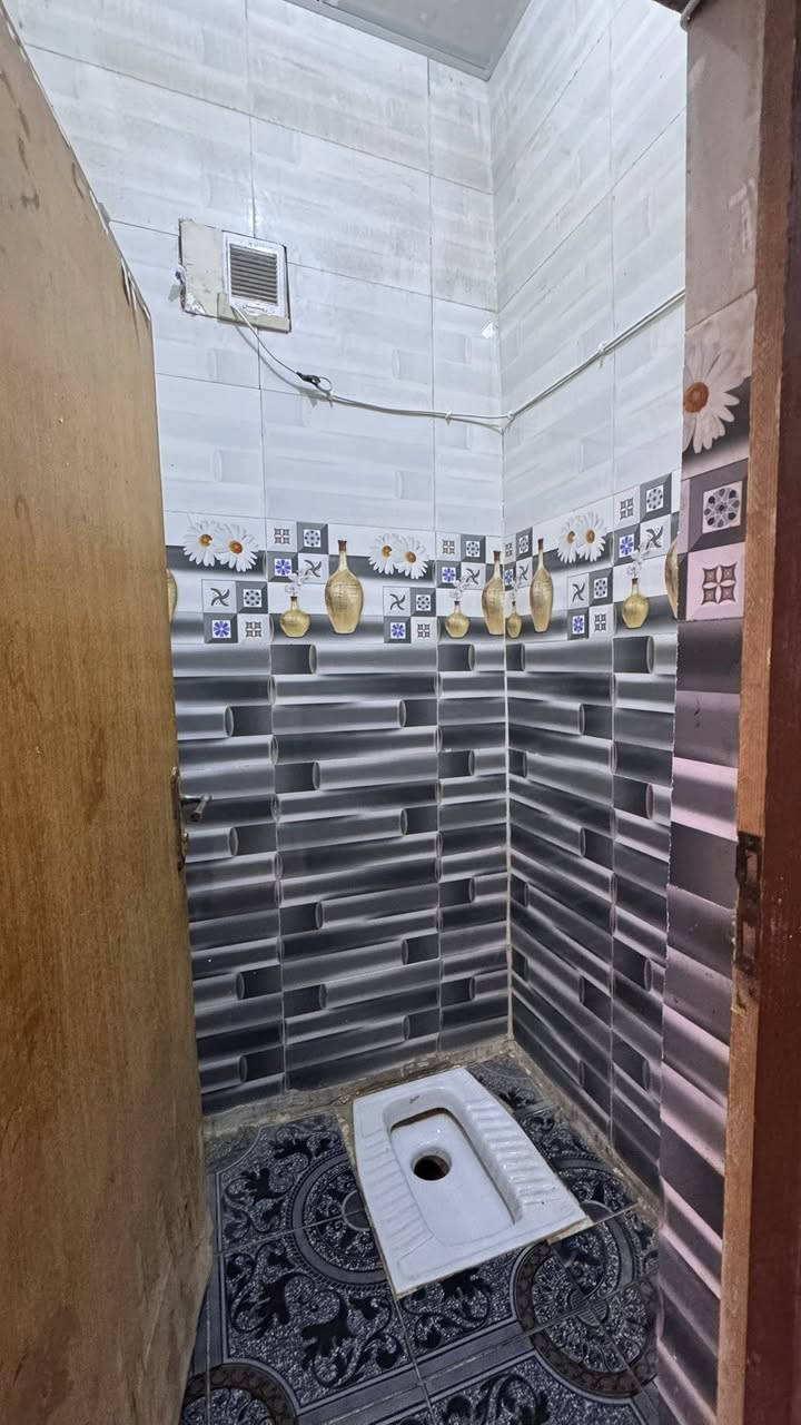 شقه الطابق الاول للأيجار 
- درج معزول -
الجنينه -  حي الرضا 📍  

المساحه :  110 م 
يحتوي على :  2 غرف + استقبال + مطبخ +  صحيات + صاله 
المواصفات :بناء حديث + موقع جداً مميز + شارع عريض 
( عوائل فقط ) 🛑

سعر الأيجار : 500 الف  
للتواصل : 
***********
***********
