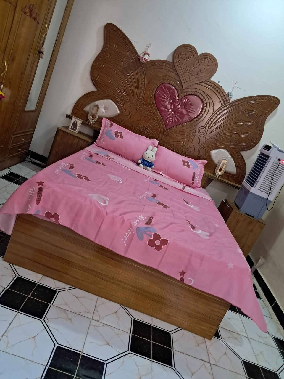 غرفة نوم جديدة 6 قطع  إستخدام ٣ أشهر فقط أخت الجديدة كنتور ٦ أبواب طابقين ... السعر 700 وبيها مجال للشراي 
واتساب *********** Singapore
