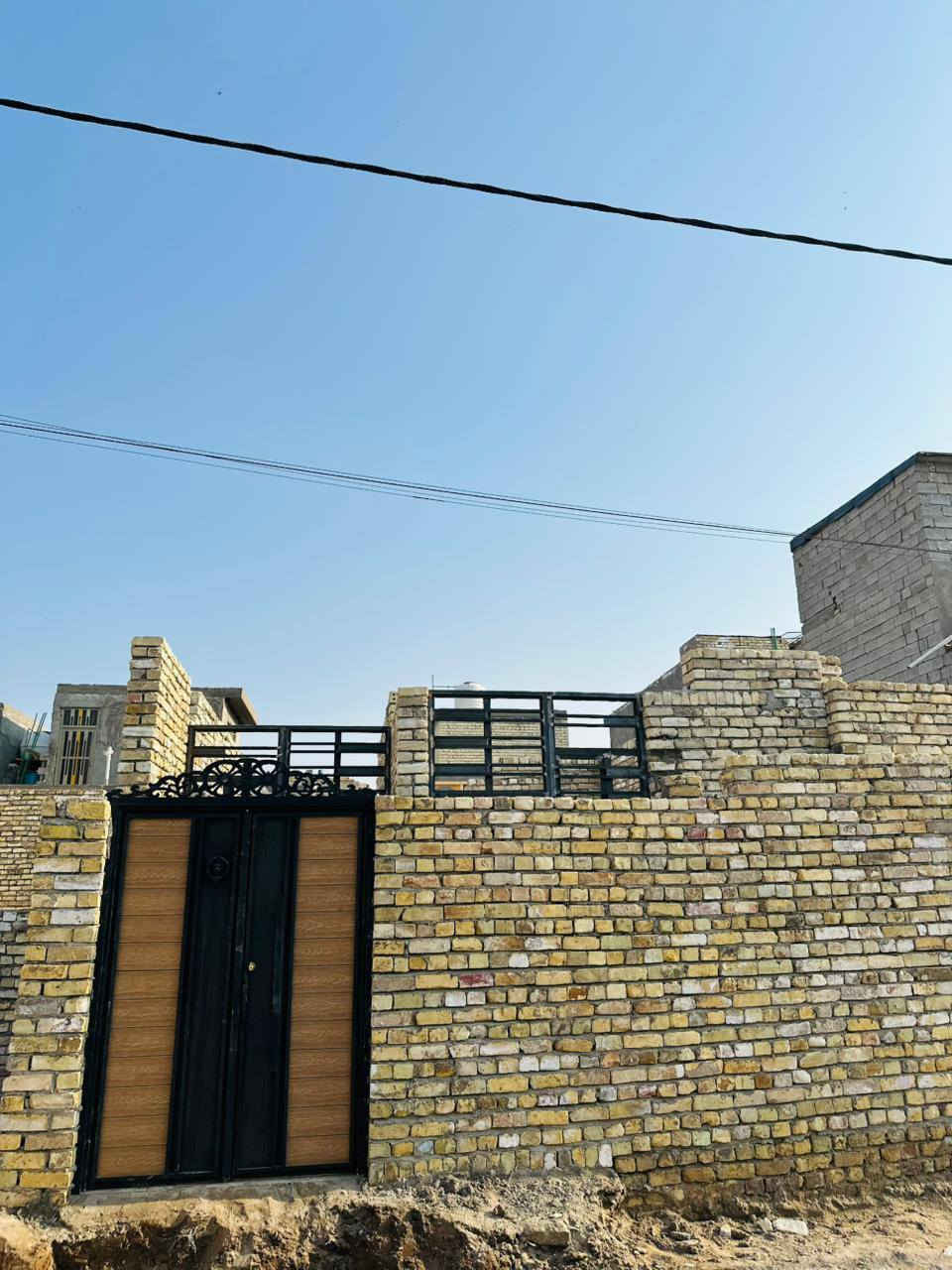 السلام عليكم بيت للبيع في منطقة سبع قصور شرع ابو علي لمساحه 100لواجه6وربع نزال 16يحتوي علا ستقبال+غرفت نوم+صاله ومطبخ ستفسار مكتب الباشا للعقار رقم *********** شارع مقرنص وكفت لخدمات
