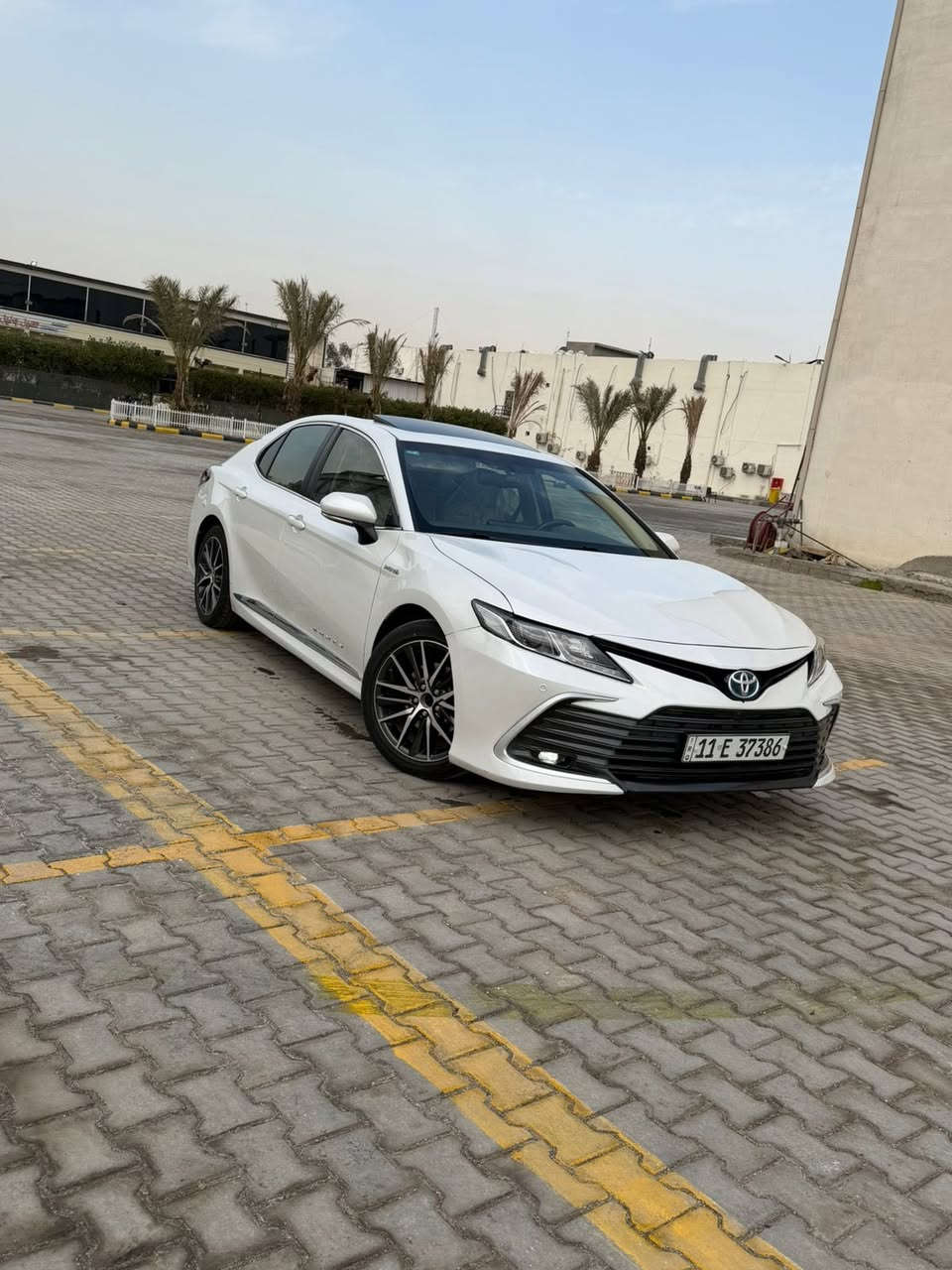 السلام عليكم
تويوتا كامري هايبرد 2024 GLE 
 مرقم بغداد
شركة عبد اللطيف جميل 
 خليجي 
 موديل 2024
 حجم المحرك 4Cylinder 2.5L 
مرتبط بناقل حركة أوتوماتيك 
 بقوة 226 حصان 
 فتحه سقف 
مفتاح التشغيل بصمة
 دفع ثنائي FWD 
  اريل نفكيتر 
حساسات أمامية 
حساسات خلفية 
لايت زينون + LED
 كشافات
 بك لايت LED
 دخول بصمة ذكي 
 حساسات ضغط الاطارات 
 اشارة في المرايا الجانبية 
 المرايا قابلة للطي كهرباء 
 عدد AIR BAG 8
 هاند بريك كهرباء 
 ا ABS 
 دشبول شاشة ديجيتال 
شاشة Apple Car play 
 كاميرا دوارة 
 مقود جلد حياكة 
 مثبت السرعة Cruise 
 المودات والاوامر الصوتية 
 ا Bluetooth / T YPCE 
شاحن هاتف Wireless 
مخرج منفذ الطاقة 
فحص نظام السيارة 
تتسع المقصورة ل 5 ركاب
المقاعد مخمل 
حركة مقعد السائق كهرباء 
 قطعتين تبريد 
 أوضاع القيادة Drive Mode 
 أوتو هولد Auto Hold 
 نظام مانع الانزلاق 
 ستارة خلفية كهرباء
وبعد بيها مواصفات
السعر 240 وبيها مجال
العنوان بغداد حي الجهاد
ملاحضه )بيها بنيد صبغ
الاستفسار 
***********
