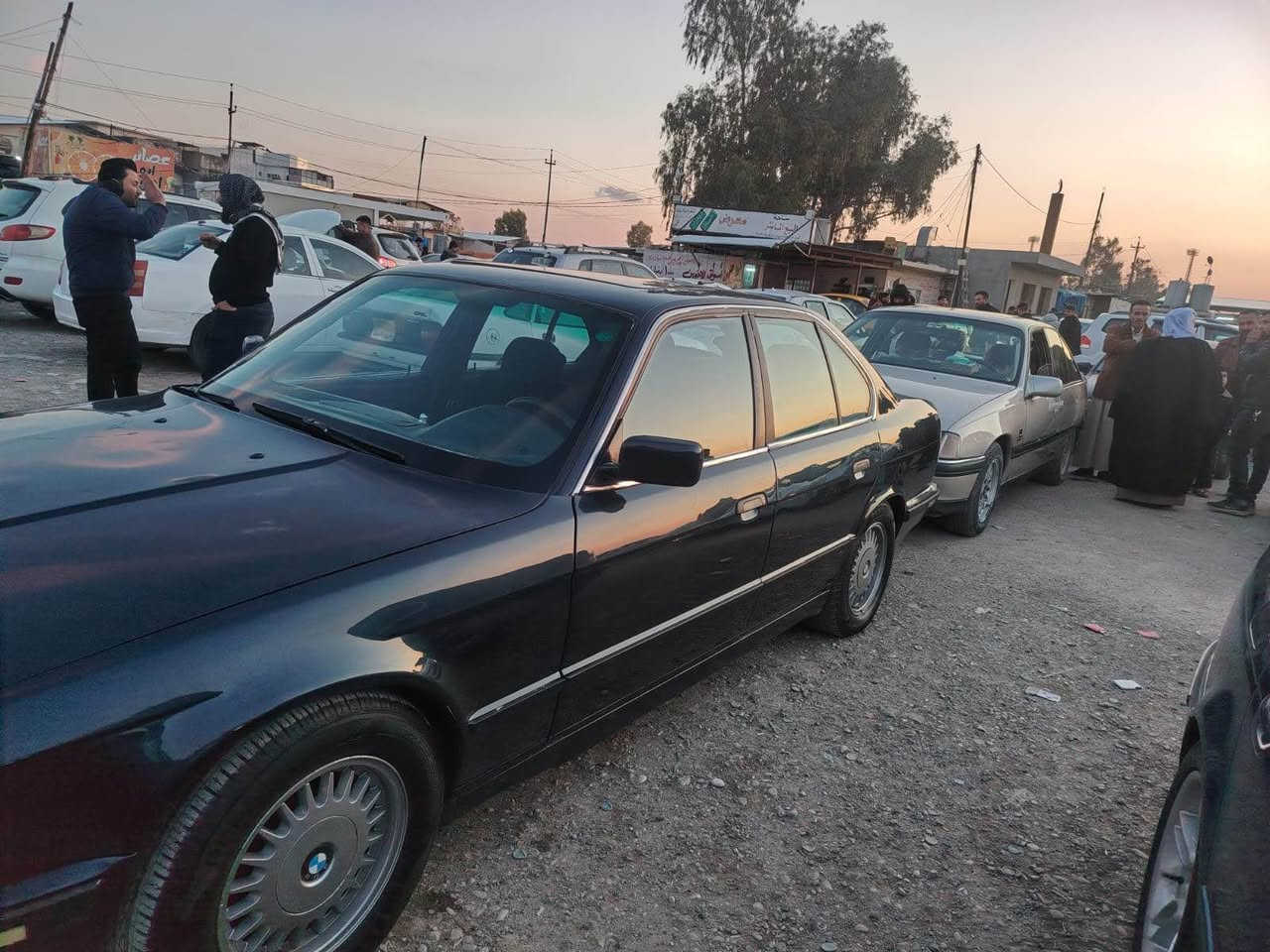 BMW موديل 91 كير عادي سيارة حيل جديد بمعنا كليمه تايرات جديد صدر جديد تبريت و تتفيئه شرط كيرو محرك شرط مابي عيب 
دفتر بنزين بي سنويه ساقط شرت تحويل و غرامه سعر 
47$ بي المجال  
رقم موبايل 
***********
*********** كركوك, العراق
