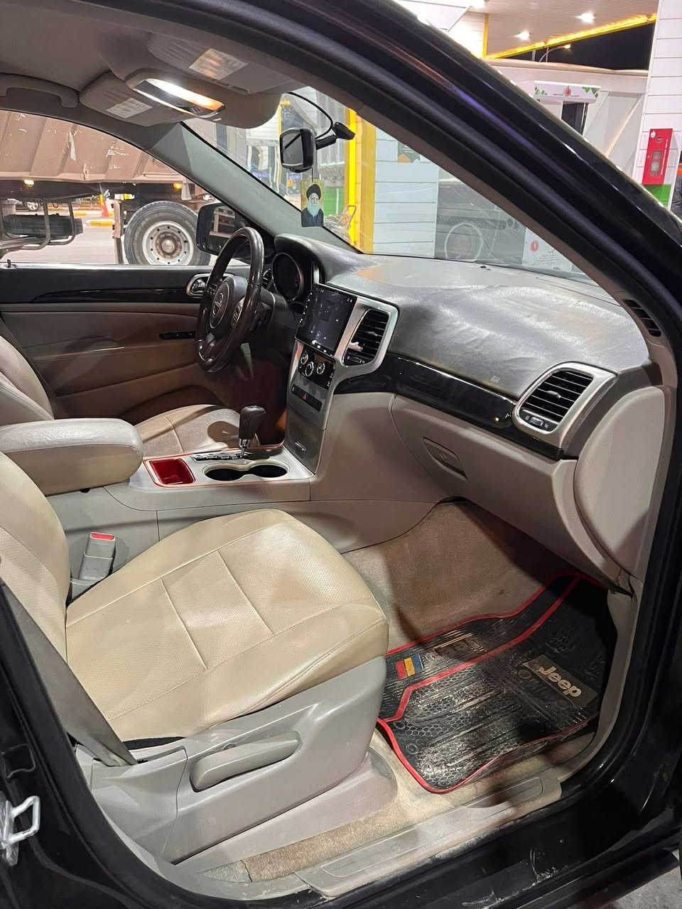 سلام عليكم
جيب لاريدو ٢٠١١ 
لون اسود 
رقم بغداد باسمي 
مشروع وطني مداور ثاني يوم 
السياره بيها قطع صبغ ابيع صبغ حزام 
كير ومكينه كفاله 
تبريد فول 
حداديه خير من الله 
تخم تاير
السعر(((130)))
منضومه زنون  مكان السياره ميسان العماره  الاستفسار ***********
