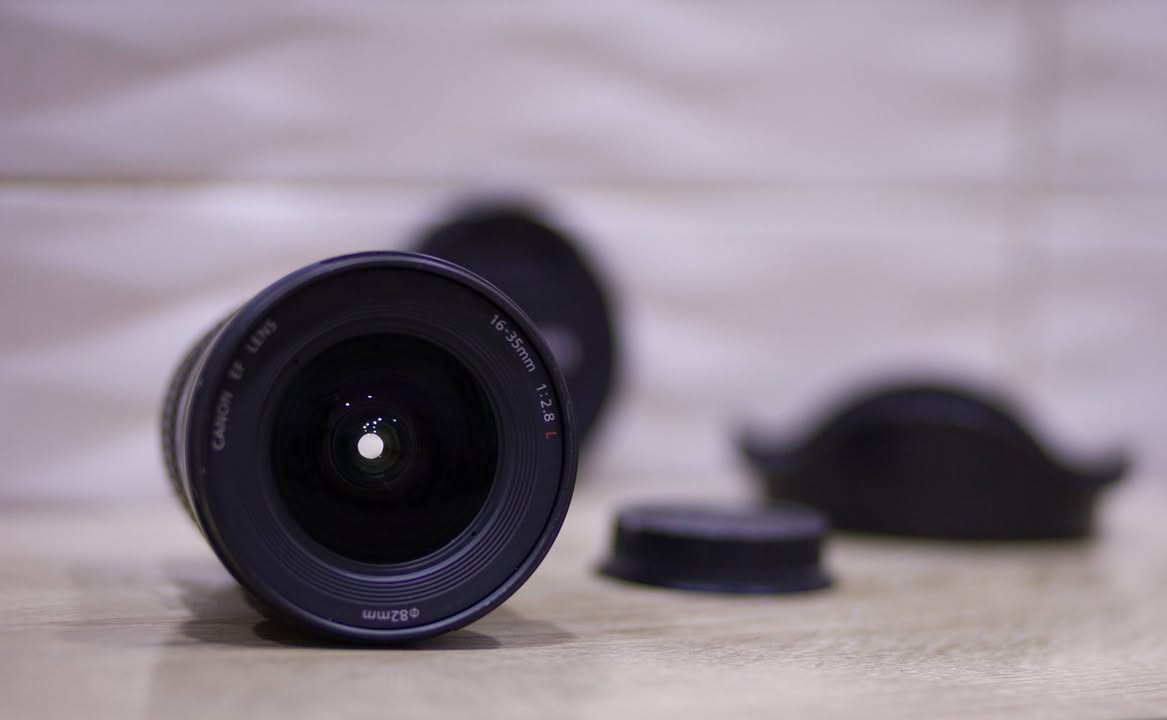 عدسة كانون 16-35 الإصدار الثاني
نظافة 100% مجرد خدوش خارجية
وياها القبق و الهود 
للبيع المستعجل ما نختلف عالسعر مكاني بغداد
*********** تواصل واتساب
